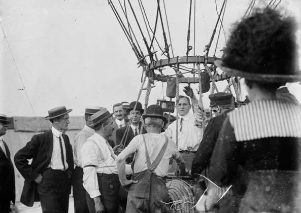 RECORD DATE NOT STATED Stevens, 1911. Shows professional balloon and airship pilot and stunt man Albert Leo Stevens (1873-1944). Copyright:xHeritagexArt HeritagexImagesxBainxNewsxServicex IMAGO, ! ACHTUNG: AUFNAHMEDATUM GESCHÄTZT!  Copyright:HeritagexArt HeritagexImagesxBainxNewsxServicex IMAGO