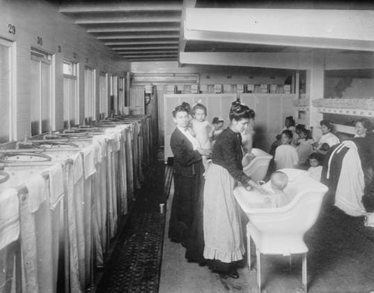 RECORD DATE NOT STATED St. John s Guild. Bathroom on floating hospital, New York City , c1911. Copyright:xHeritagexArt HeritagexImagesxBainxNewsxServicex IMAGO, ! ACHTUNG: AUFNAHMEDATUM GESCHÄTZT!  Copyright:HeritagexArt HeritagexImagesxBainxNewsxServicex IMAGO