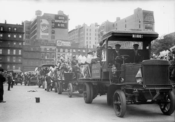 RECORD DATE NOT STATED Orphans going to Coney Island in Autos, 1911. Copyright:xHeritagexArt HeritagexImagesxBainxNewsxServicex IMAGO, ! ACHTUNG: AUFNAHMEDATUM GESCHÄTZT!  Copyright:HeritagexArt HeritagexImagesxBainxNewsxServicex IMAGO