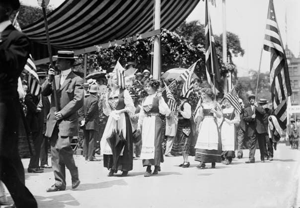 RECORD DATE NOT STATED Sweden in N.Y. 4th July Parade, between c1910 and c1915. Copyright:xHeritagexArt HeritagexImagesxBainxNewsxServicex IMAGO, ! ACHTUNG: AUFNAHMEDATUM GESCHÄTZT!  Copyright:HeritagexArt HeritagexImagesxBainxNewsxServicex IMAGO