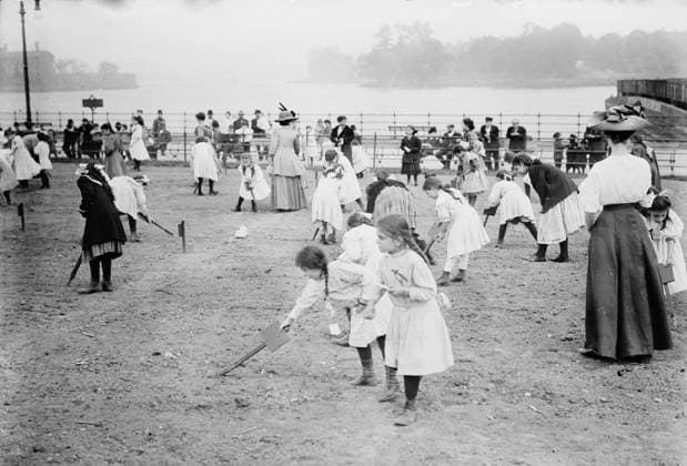 RECORD DATE NOT STATED Farm for children, N.Y.C., between c1910 and c1915. Shows children in the farm garden which opened on May 20, 1911 and was designed as a place of respite for child laborers in Thomas Jefferson Park, New York City. Copyright:xHeritagexArt HeritagexImagesxBainxNewsxServicex IMAGO, ! ACHTUNG: AUFNAHMEDATUM GESCHÄTZT!  Copyright:HeritagexArt HeritagexImagesxBainxNewsxServicex IMAGO