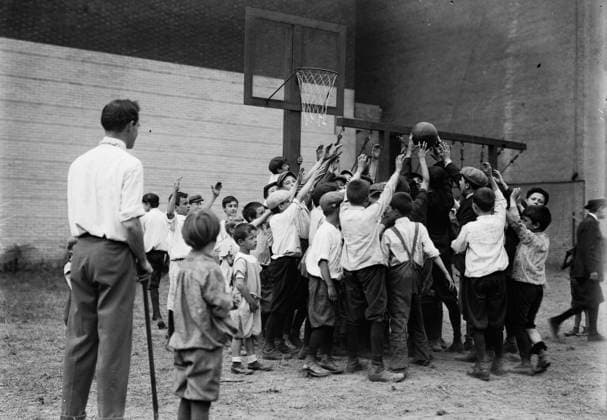 RECORD DATE NOT STATED Carnegie playground 5th Ave. N.Y.C., 1911. Shows children playing basketball at a playground located at the northeast corner of Fifth Avenue and 91st Street, New York City. Copyright:xHeritagexArt HeritagexImagesxBainxNewsxServicex IMAGO, ! ACHTUNG: AUFNAHMEDATUM GESCHÄTZT!  Copyright:HeritagexArt HeritagexImagesxBainxNewsxServicex IMAGO