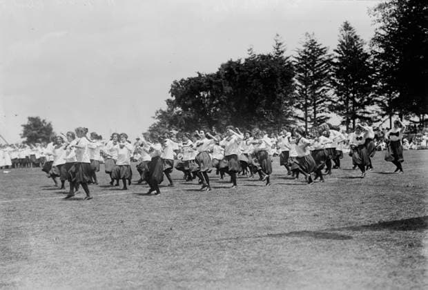 RECORD DATE NOT STATED Highland Fling, Pelham Bay Park, 1911. Shows girls from the Washington Irving High Schools, New York City, dancing the Highland Fling at a Midsummer Day Festival which was held at Pelham Bay Park in the Bronx on June 23, 1911. Copyright:xHeritagexArt HeritagexImagesxBainxNewsxServicex IMAGO, ! ACHTUNG: AUFNAHMEDATUM GESCHÄTZT!  Copyright:HeritagexArt HeritagexImagesxBainxNewsxServicex IMAGO