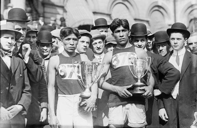 RECORD DATE NOT STATED Tewanima (winner), Arquette (came in 5th), 1911. Shows Hopi American long distance runner and Olympic medal winner Louis Tewanima (1888-1969) and Mitchell Arquette, member of the cross country team of Carlise Indian School, after marathon in New York City, May 6, 1911. Copyright:xHeritagexArt HeritagexImagesxBainxNewsxServicex IMAGO, ! ACHTUNG: AUFNAHMEDATUM GESCHÄTZT!  Copyright:HeritagexArt HeritagexImagesxBainxNewsxServicex IMAGO