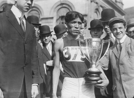 RECORD DATE NOT STATED Lewis Tewanima, 1911. Shows Hopi American long distance runner and Olympic medal winner Louis Tewanima (1888-1969) after winning a marathon in New York City, May 6, 1911. Copyright:xHeritagexArt HeritagexImagesxBainxNewsxServicex IMAGO, ! ACHTUNG: AUFNAHMEDATUM GESCHÄTZT!  Copyright:HeritagexArt HeritagexImagesxBainxNewsxServicex IMAGO