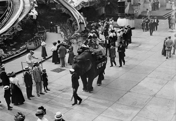 RECORD DATE NOT STATED Coney Island, Riding Elephant, 1911. Copyright:xHeritagexArt HeritagexImagesxBainxNewsxServicex IMAGO, ! ACHTUNG: AUFNAHMEDATUM GESCHÄTZT!  Copyright:HeritagexArt HeritagexImagesxBainxNewsxServicex IMAGO