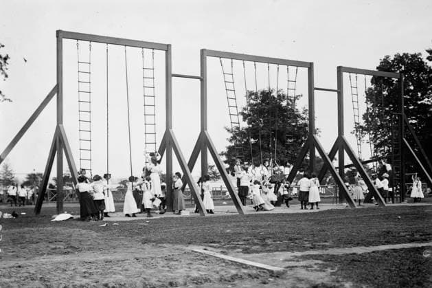 RECORD DATE NOT STATED Rings and poles, Bronx Park, 1911. Shows children playing on equipment, probably including girls from the Washington Irving High Schools New York City, who were attending a Midsummer Day Festival held at Pelham Bay Park in the Bronx on June 23, 1911. Copyright:xHeritagexArt HeritagexImagesxBainxNewsxServicex IMAGO, ! ACHTUNG: AUFNAHMEDATUM GESCHÄTZT!  Copyright:HeritagexArt HeritagexImagesxBainxNewsxServicex IMAGO