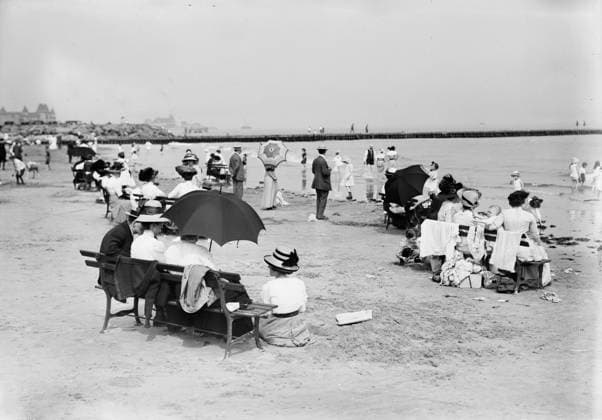 RECORD DATE NOT STATED Coney Island, the Beach, between c1910 and c1915. Copyright:xHeritagexArt HeritagexImagesxBainxNewsxServicex IMAGO, ! ACHTUNG: AUFNAHMEDATUM GESCHÄTZT!  Copyright:HeritagexArt HeritagexImagesxBainxNewsxServicex IMAGO