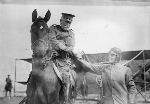 RECORD DATE NOT STATED Ward says good by i.e., goodbye to Gen. Grant, 1911. Shows aviator James J. Ward in New York at the start of the Hearst Transcontinental Flight, shaking hands with Major General Frederick Dent Grant (1850-1912). Copyright:xHeritagexArt HeritagexImagesxBainxNewsxServicex IMAGO, ! ACHTUNG: AUFNAHMEDATUM GESCHÄTZT!  Copyright:HeritagexArt HeritagexImagesxBainxNewsxServicex IMAGO