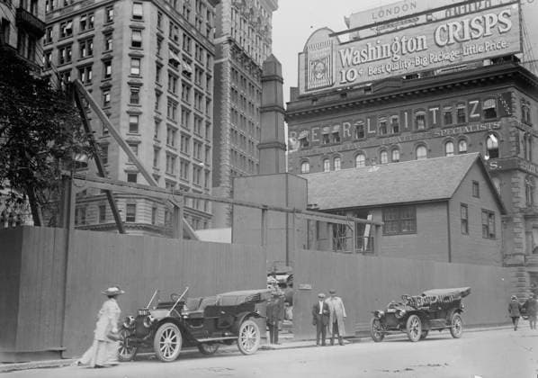 RECORD DATE NOT STATED Aqueduct shaft, Broadway, between c1910 and c1915. Shows the New York City Aqueduct excavation site on Broadway. Copyright:xHeritagexArt HeritagexImagesxBainxNewsxServicex IMAGO, ! ACHTUNG: AUFNAHMEDATUM GESCHÄTZT!  Copyright:HeritagexArt HeritagexImagesxBainxNewsxServicex IMAGO