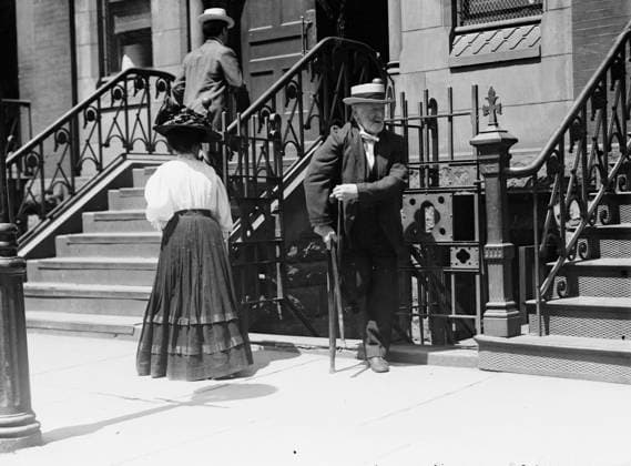RECORD DATE NOT STATED Cripple going to pray at St. Anne relic, between c1910 and c1915. Copyright:xHeritagexArt HeritagexImagesxBainxNewsxServicex IMAGO, ! ACHTUNG: AUFNAHMEDATUM GESCHÄTZT!  Copyright:HeritagexArt HeritagexImagesxBainxNewsxServicex IMAGO