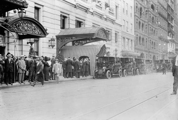 RECORD DATE NOT STATED Plaza Hotel - Gates Funeral, 1911. Shows people and cars outside the Plaza Hotel, New York City, for funeral of financier John Warne Gates (1855-1911). Copyright:xHeritagexArt HeritagexImagesxBainxNewsxServicex IMAGO, ! ACHTUNG: AUFNAHMEDATUM GESCHÄTZT!  Copyright:HeritagexArt HeritagexImagesxBainxNewsxServicex IMAGO
