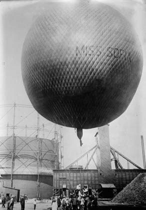 RECORD DATE NOT STATED Assman s Balloon, between c1910 and c1915. Shows William F. Assmann s balloon Miss Sofia beside a gasometer. Copyright:xHeritagexArt HeritagexImagesxBainxNewsxServicex IMAGO, ! ACHTUNG: AUFNAHMEDATUM GESCHÄTZT!  Copyright:HeritagexArt HeritagexImagesxBainxNewsxServicex IMAGO
