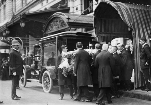 RECORD DATE NOT STATED Gates Funeral N.Y., 1911. Shows people and cars outside the Plaza Hotel, New York City, for funeral of financier John Warne Gates (1855-1911). Copyright:xHeritagexArt HeritagexImagesxBainxNewsxServicex IMAGO, ! ACHTUNG: AUFNAHMEDATUM GESCHÄTZT!  Copyright:HeritagexArt HeritagexImagesxBainxNewsxServicex IMAGO