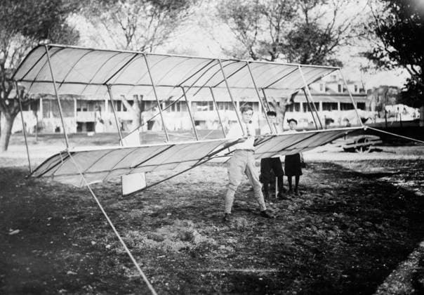RECORD DATE NOT STATED Malcolm Allison - with glider, between c1910 and c1915. Copyright:xHeritagexArt HeritagexImagesxBainxNewsxServicex IMAGO, ! ACHTUNG: AUFNAHMEDATUM GESCHÄTZT!  Copyright:HeritagexArt HeritagexImagesxBainxNewsxServicex IMAGO