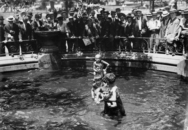 RECORD DATE NOT STATED Fountains, Madison Sq. Park on hot day, between c1910 and c1915. Copyright:xHeritagexArt HeritagexImagesxBainxNewsxServicex IMAGO, ! ACHTUNG: AUFNAHMEDATUM GESCHÄTZT!  Copyright:HeritagexArt HeritagexImagesxBainxNewsxServicex IMAGO
