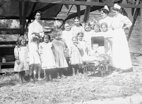 RECORD DATE NOT STATED Patients & nurses Sea Breeze Jr., between c1910 and c1915. Shows Junior Sea Breeze a summer hospital for babies run by the Association for Improving the Condition of the Poor, supported by John D. Rockefeller. The hospital was located at 64th Street and the East River, New York City. Copyright:xHeritagexArt HeritagexImagesxBainxNewsxServicex IMAGO, ! ACHTUNG: AUFNAHMEDATUM GESCHÄTZT!  Copyright:HeritagexArt HeritagexImagesxBainxNewsxServicex IMAGO