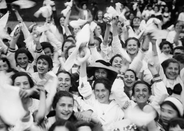 RECORD DATE NOT STATED Public Schools Athletic League, between c1910 and c1915. Shows a crowd of girls waving handkerchiefs and smiling; possibly cheering. Copyright:xHeritagexArt HeritagexImagesxBainxNewsxServicex IMAGO, ! ACHTUNG: AUFNAHMEDATUM GESCHÄTZT!  Copyright:HeritagexArt HeritagexImagesxBainxNewsxServicex IMAGO