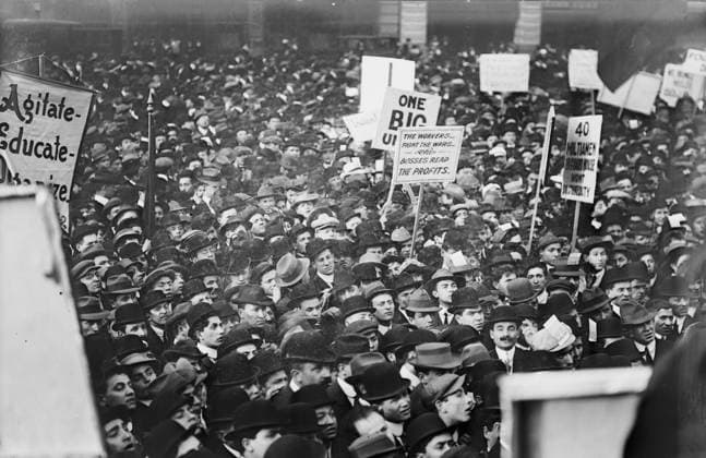 RECORD DATE NOT STATED Socialists in Union Square, N.Y.C. large crowd Photo, 1 May 1912 - Bain Coll., 1912. Copyright:xHeritagexArt HeritagexImagesxBainxNewsxServicex IMAGO, ! ACHTUNG: AUFNAHMEDATUM GESCHÄTZT!  Copyright:HeritagexArt HeritagexImagesxBainxNewsxServicex IMAGO