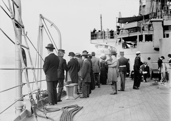 RECORD DATE NOT STATED Visitors on USS Connecticut, between c1910 and c1915. Copyright:xHeritagexArt HeritagexImagesxBainxNewsxServicex IMAGO, ! ACHTUNG: AUFNAHMEDATUM GESCHÄTZT!  Copyright:HeritagexArt HeritagexImagesxBainxNewsxServicex IMAGO