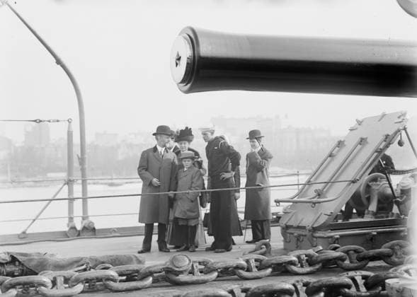 RECORD DATE NOT STATED Visitors on board the USS Connecticut 10 11, 1911. Copyright:xHeritagexArt HeritagexImagesxBainxNewsxServicex IMAGO, ! ACHTUNG: AUFNAHMEDATUM GESCHÄTZT!  Copyright:HeritagexArt HeritagexImagesxBainxNewsxServicex IMAGO