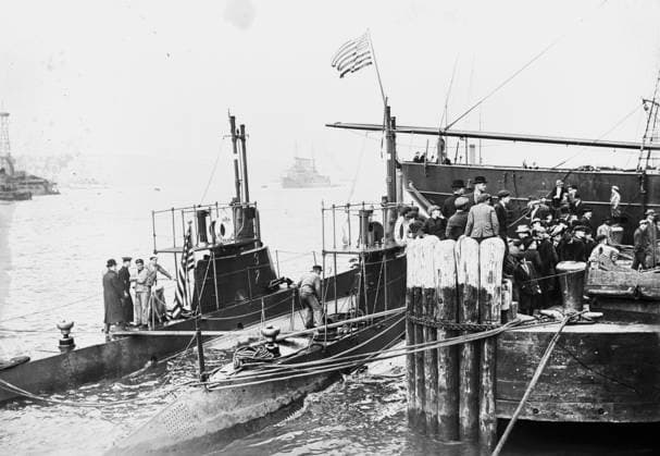 RECORD DATE NOT STATED USS Snapper & USS Stingray, between c1910 and c1915. Copyright:xHeritagexArt HeritagexImagesxBainxNewsxServicex IMAGO, ! ACHTUNG: AUFNAHMEDATUM GESCHÄTZT!  Copyright:HeritagexArt HeritagexImagesxBainxNewsxServicex IMAGO