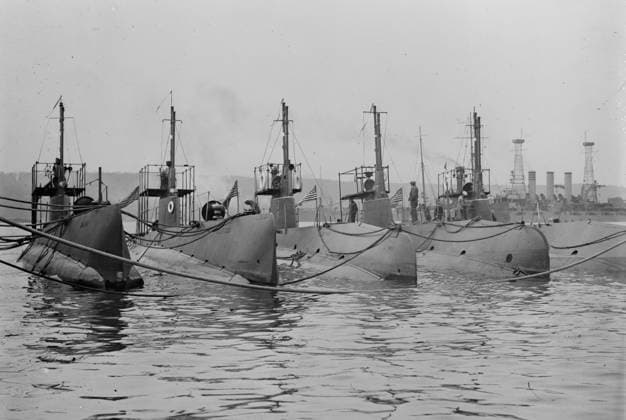 RECORD DATE NOT STATED SALEM, GRAYLING, TARPON, OCTOPUS, BONITA, and NEBRASKA, 1911. Shows USS submarines participating in the 1911 naval review in New York city, with the Nebraska in the background. The name Salem is likely a typo for the name Salmon. Copyright:xHeritagexArt HeritagexImagesxBainxNewsxServicex IMAGO, ! ACHTUNG: AUFNAHMEDATUM GESCHÄTZT!  Copyright:HeritagexArt HeritagexImagesxBainxNewsxServicex IMAGO