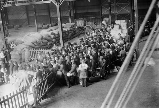 RECORD DATE NOT STATED Greeks boarding MADONNA, 1912. Taken when Greek immigrants left New York City to return to their country and fight in the first Balkan War, which began in October 1912. Copyright:xHeritagexArt HeritagexImagesxBainxNewsxServicex IMAGO, ! ACHTUNG: AUFNAHMEDATUM GESCHÄTZT!  Copyright:HeritagexArt HeritagexImagesxBainxNewsxServicex IMAGO