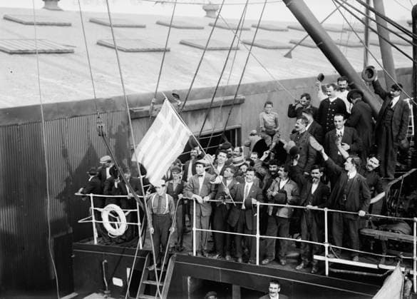 RECORD DATE NOT STATED Greeks boarding MADONNA, 1912. Taken when Greek immigrants left New York City to return to their country and fight in the first Balkan War, which began in October 1912. Copyright:xHeritagexArt HeritagexImagesxBainxNewsxServicex IMAGO, ! ACHTUNG: AUFNAHMEDATUM GESCHÄTZT!  Copyright:HeritagexArt HeritagexImagesxBainxNewsxServicex IMAGO