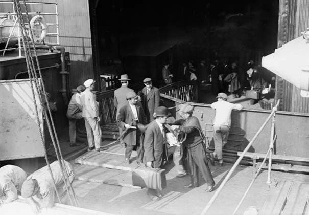 RECORD DATE NOT STATED Boarding the MADONNA, 1912. Taken when Greek immigrants left New York City to return to their country and fight in the first Balkan War, which began in October 1912. Copyright:xHeritagexArt HeritagexImagesxBainxNewsxServicex IMAGO, ! ACHTUNG: AUFNAHMEDATUM GESCHÄTZT!  Copyright:HeritagexArt HeritagexImagesxBainxNewsxServicex IMAGO