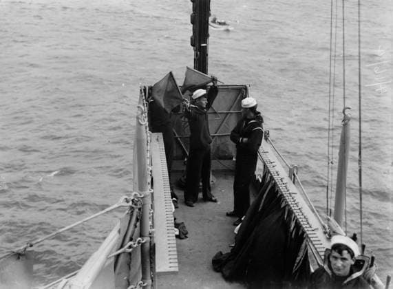 RECORD DATE NOT STATED Signalling from USS Arkansas, between c1910 and c1915. Shows sailors semaphore flag signalling. Copyright:xHeritagexArt HeritagexImagesxBainxNewsxServicex IMAGO, ! ACHTUNG: AUFNAHMEDATUM GESCHÄTZT!  Copyright:HeritagexArt HeritagexImagesxBainxNewsxServicex IMAGO