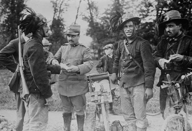 RECORD DATE NOT STATED Surgeon treating wounded, Tripoly i.e., Tripoli, between c1910 and c1915. Shows Italian surgeon with wounded soldiers at Tripoli, Libya during the Turco-Italian War (Italo-Turkish War) which took place between September 1911 and October 1912. Copyright:xHeritagexArt HeritagexImagesxBainxNewsxServicex IMAGO, ! ACHTUNG: AUFNAHMEDATUM GESCHÄTZT!  Copyright:HeritagexArt HeritagexImagesxBainxNewsxServicex IMAGO