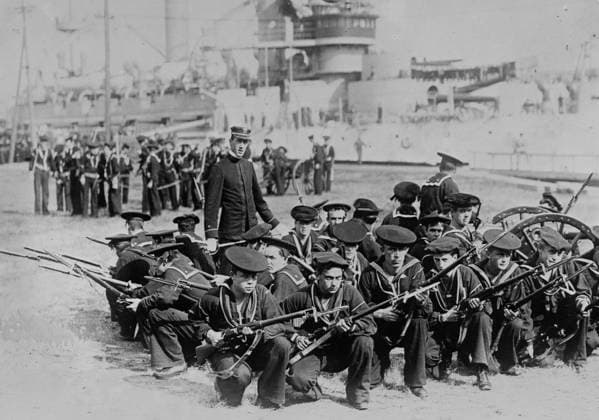 RECORD DATE NOT STATED Sailor s shore drill, between c1910 and c1915. Copyright:xHeritagexArt HeritagexImagesxBainxNewsxServicex IMAGO, ! ACHTUNG: AUFNAHMEDATUM GESCHÄTZT!  Copyright:HeritagexArt HeritagexImagesxBainxNewsxServicex IMAGO