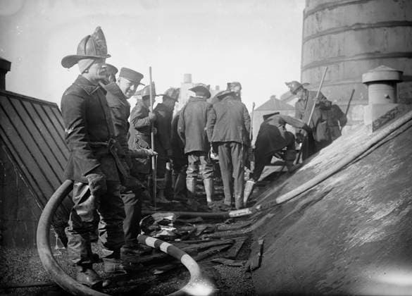 RECORD DATE NOT STATED Putting out fire in Bain News Service Bldg. 1 6 12, 1912. Copyright:xHeritagexArt HeritagexImagesxBainxNewsxServicex IMAGO, ! ACHTUNG: AUFNAHMEDATUM GESCHÄTZT!  Copyright:HeritagexArt HeritagexImagesxBainxNewsxServicex IMAGO