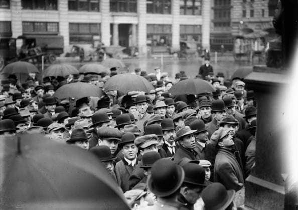RECORD DATE NOT STATED N.Y. - Lawrence strike meeting, (1912?). Shows group of men gathered outdoors, probably in New York City, to hear about the textile mill strike in Lawrence, MA. Copyright:xHeritagexArt HeritagexImagesxBainxNewsxServicex IMAGO, ! ACHTUNG: AUFNAHMEDATUM GESCHÄTZT!  Copyright:HeritagexArt HeritagexImagesxBainxNewsxServicex IMAGO