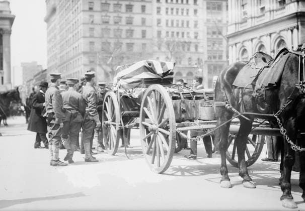 RECORD DATE NOT STATED Kearny coffin on caisson, 1912. Shows flag-draped coffin of Major General Philip Kearny (1815-1862) on Broadway in New York City. Kearny died in battle during the Civil War and was buried at Trinity Churchyard until 1912, when the body was moved to Arlington Cemetery. Copyright:xHeritagexArt HeritagexImagesxBainxNewsxServicex IMAGO, ! ACHTUNG: AUFNAHMEDATUM GESCHÄTZT!  Copyright:HeritagexArt HeritagexImagesxBainxNewsxServicex IMAGO