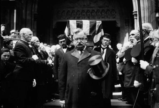 RECORD DATE NOT STATED Taking Kearny s body from Trinity Church, between c1910 and c1915. Copyright:xHeritagexArt HeritagexImagesxBainxNewsxServicex IMAGO, ! ACHTUNG: AUFNAHMEDATUM GESCHÄTZT!  Copyright:HeritagexArt HeritagexImagesxBainxNewsxServicex IMAGO
