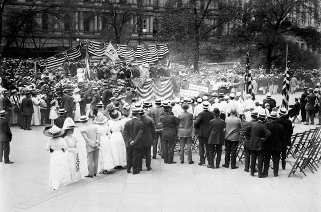 RECORD DATE NOT STATED Mayor reviews Olympic Athletes, 1912. Showing Mayor William J. Gaynor and others at a parade greeting the U.S. athletes who competed in the 5th Olympic Games, held in Stockholm, Sweden in 1912. In the reviewing stand are Dr. George F. Kunz (in top hat) and (left to right from Kunz), Mayor William Gaynor; U.S. Olympic Commissioner James Edward Sullivan (1862-1914) and Justice Victor J. Dowling (1866-1934). Copyright:xHeritagexArt HeritagexImagesxBainxNewsxServicex IMAGO, ! ACHTUNG: AUFNAHMEDATUM GESCHÄTZT!  Copyright:HeritagexArt HeritagexImagesxBainxNewsxServicex IMAGO