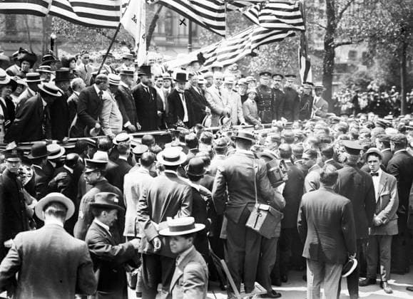 RECORD DATE NOT STATED Gaynor addressing Olympic Athletes, 1912. Showing Mayor William J. Gaynor and others at a parade greeting the U.S. athletes who competed in the 5th Olympic Games, held in Stockholm, Sweden in 1912. In the reviewing stand are Dr. George F. Kunz (in top hat) and (left to right from Kunz), Mayor William Gaynor; U.S. Olympic Commissioner James Edward Sullivan (1862-1914) and Justice Victor J. Dowling (1866-1934). Copyright:xHeritagexArt HeritagexImagesxBainxNewsxServicex IMAGO, ! ACHTUNG: AUFNAHMEDATUM GESCHÄTZT!  Copyright:HeritagexArt HeritagexImagesxBainxNewsxServicex IMAGO