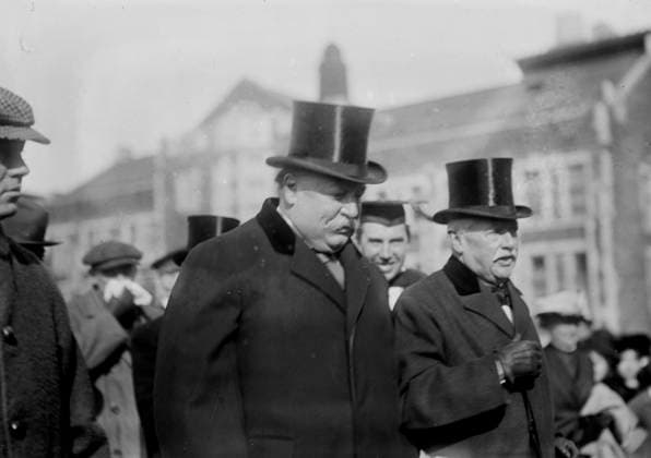 RECORD DATE NOT STATED Taft, 1912. Shows President William H. Taft and City College president Dr. John H. Finley outside City College, New York City, where a reception was held to honor Dr. Alexis Carrel for his Nobel Prize in medicine. Copyright:xHeritagexArt HeritagexImagesxBainxNewsxServicex IMAGO, ! ACHTUNG: AUFNAHMEDATUM GESCHÄTZT!  Copyright:HeritagexArt HeritagexImagesxBainxNewsxServicex IMAGO