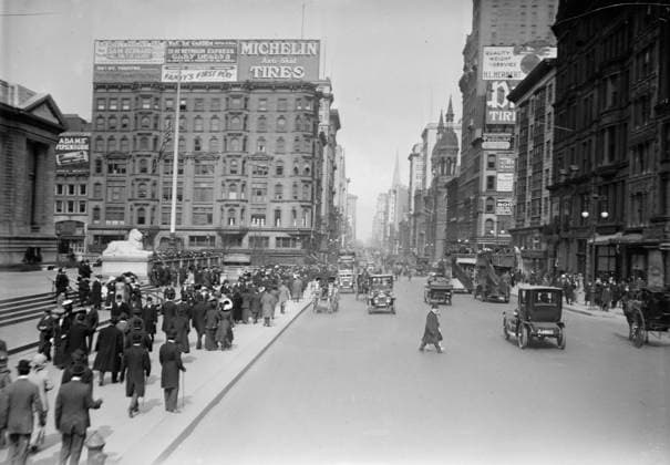 RECORD DATE NOT STATED 5th Ave. at 42d i.e., 42nd St., 1913. Shows Fifth Avenue, New York City on Easter day, March 23, 1913. New York Public Library on left and spires of St. Patrick s Cathedral in distance. Copyright:xHeritagexArt HeritagexImagesxBainxNewsxServicex IMAGO, ! ACHTUNG: AUFNAHMEDATUM GESCHÄTZT!  Copyright:HeritagexArt HeritagexImagesxBainxNewsxServicex IMAGO