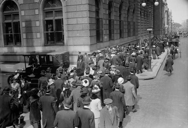 RECORD DATE NOT STATED Easter crowd - 5th Ave., 1913, 1913. Shows Fifth Avenue, New York City on Easter day, March 23, 1913. Copyright:xHeritagexArt HeritagexImagesxBainxNewsxServicex IMAGO, ! ACHTUNG: AUFNAHMEDATUM GESCHÄTZT!  Copyright:HeritagexArt HeritagexImagesxBainxNewsxServicex IMAGO