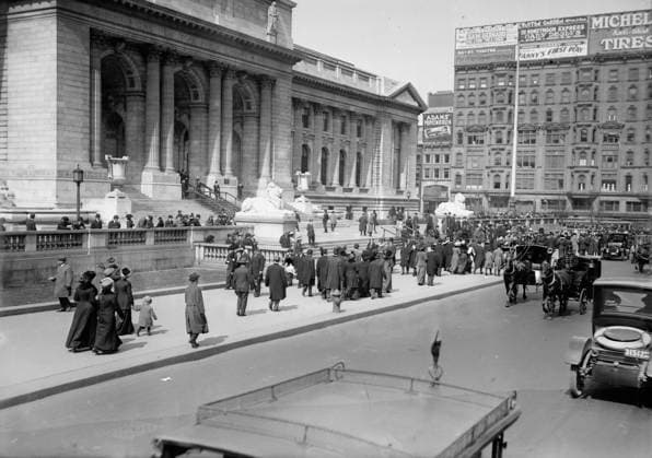 RECORD DATE NOT STATED 5th Ave at 42d i.e., 42nd St. - Easter, 1913, 1913. Shows Fifth Avenue, New York City on Easter day, March 23, 1913. The New York Public Library is on the left. Copyright:xHeritagexArt HeritagexImagesxBainxNewsxServicex IMAGO, ! ACHTUNG: AUFNAHMEDATUM GESCHÄTZT!  Copyright:HeritagexArt HeritagexImagesxBainxNewsxServicex IMAGO