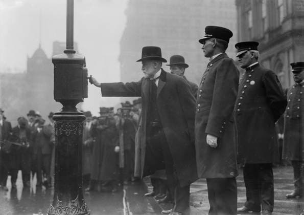 RECORD DATE NOT STATED Mayor Gaynor turning in alarm 3 20 13, 1913. Copyright:xHeritagexArt HeritagexImagesxBainxNewsxServicex IMAGO, ! ACHTUNG: AUFNAHMEDATUM GESCHÄTZT!  Copyright:HeritagexArt HeritagexImagesxBainxNewsxServicex IMAGO