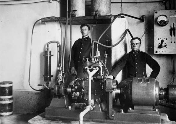 RECORD DATE NOT STATED Francesco de Bernocchi & his wireless iconograph, between c1910 and c1915. Wireless icongraph, a sort of early fax machine will transmit messages, sketches, autographs, shorthand, and other signs. Copyright:xHeritagexArt HeritagexImagesxBainxNewsxServicex IMAGO, ! ACHTUNG: AUFNAHMEDATUM GESCHÄTZT!  Copyright:HeritagexArt HeritagexImagesxBainxNewsxServicex IMAGO