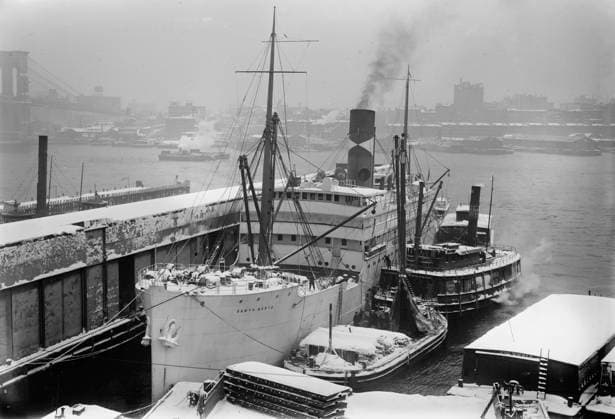 RECORD DATE NOT STATED Santa Marta, between c1910 and c1915. Shows the Santa Marta (built 1909), a refrigerated fruit transport (banana boat) at an East River dock in New York city, with Brooklyn Bridge in background. The Santa Marta was also used to transport elements of US Army Base Hospital 22 from France to New York in March 1919. Copyright:xHeritagexArt HeritagexImagesxBainxNewsxServicex IMAGO, ! ACHTUNG: AUFNAHMEDATUM GESCHÄTZT!  Copyright:HeritagexArt HeritagexImagesxBainxNewsxServicex IMAGO