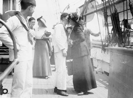 RECORD DATE NOT STATED Bidding good-bye to young sailor on USS Newport, between c1910 and c1915. Copyright:xHeritagexArt HeritagexImagesxBainxNewsxServicex IMAGO, ! ACHTUNG: AUFNAHMEDATUM GESCHÄTZT!  Copyright:HeritagexArt HeritagexImagesxBainxNewsxServicex IMAGO