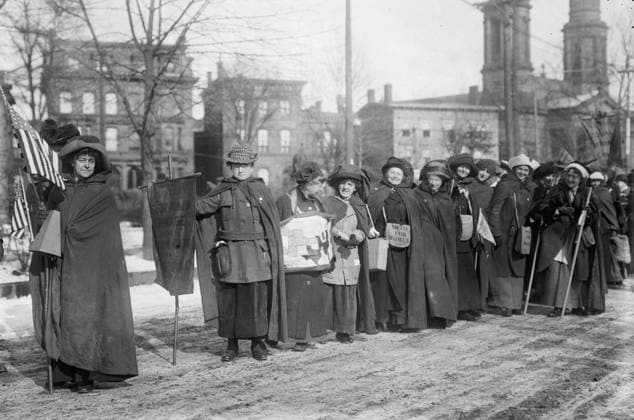 RECORD DATE NOT STATED Suffrage hike to Wash n, 1913. Shows suffrage hikers who took part in the suffrage hike from New York City to Washington, D.C. which joined the March 3, 1913 National American Woman Suffrage Association parade. Copyright:xHeritagexArt HeritagexImagesxBainxNewsxServicex IMAGO, ! ACHTUNG: AUFNAHMEDATUM GESCHÄTZT!  Copyright:HeritagexArt HeritagexImagesxBainxNewsxServicex IMAGO