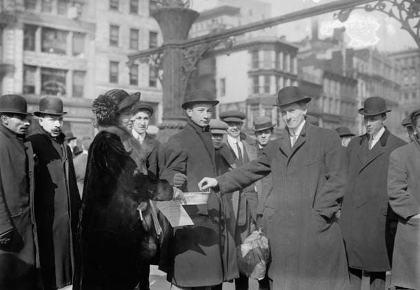 RECORD DATE NOT STATED Washington hikers collecting, 1913. Shows suffrage hikers who took part in the suffrage hike from New York City to Washington, D.C. which joined the March 3, 1913 National American Woman Suffrage Association parade. Copyright:xHeritagexArt HeritagexImagesxBainxNewsxServicex IMAGO, ! ACHTUNG: AUFNAHMEDATUM GESCHÄTZT!  Copyright:HeritagexArt HeritagexImagesxBainxNewsxServicex IMAGO