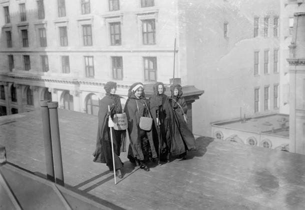 RECORD DATE NOT STATED Washington suffrage hikers, 1913. Shows suffrage hikers who took part in the suffrage hike from New York City to Washington, D.C. which joined the March 3, 1913 National American Woman Suffrage Association parade. Copyright:xHeritagexArt HeritagexImagesxBainxNewsxServicex IMAGO, ! ACHTUNG: AUFNAHMEDATUM GESCHÄTZT!  Copyright:HeritagexArt HeritagexImagesxBainxNewsxServicex IMAGO